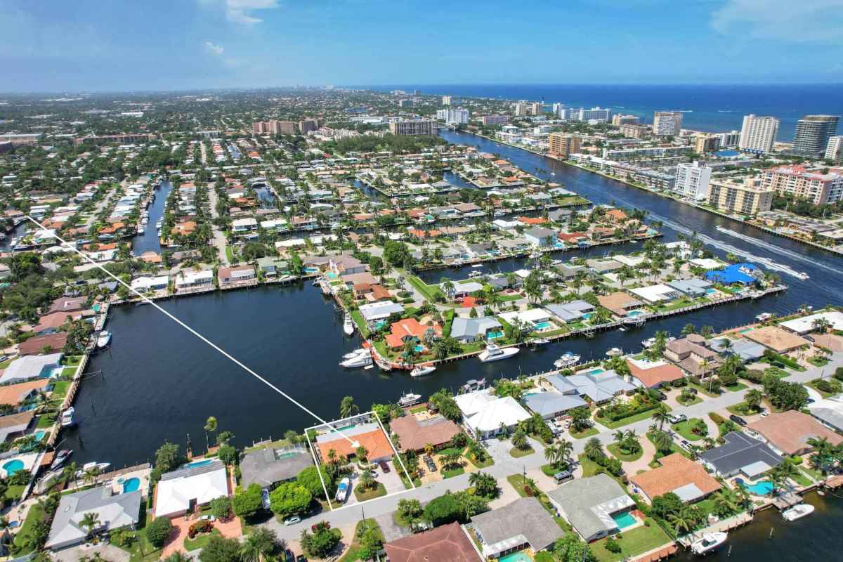 Pompano Beach Waterfront home with 70' dock for rent