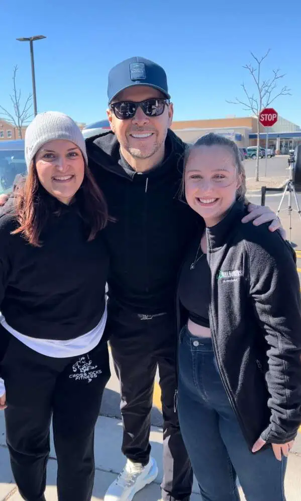 How flash mob members were 'Hangin' Tough' with NKOTB's Donnie Wahlberg in St. Charles