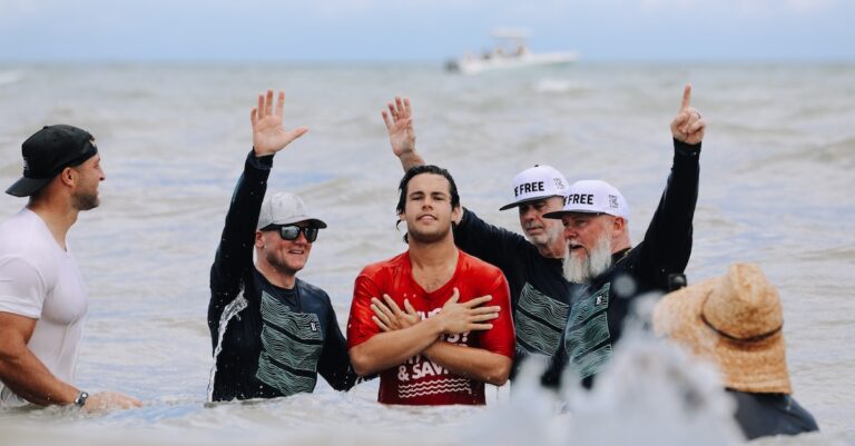 At a record-breaking beach baptism in Florida, over 1,600 people profess their faith